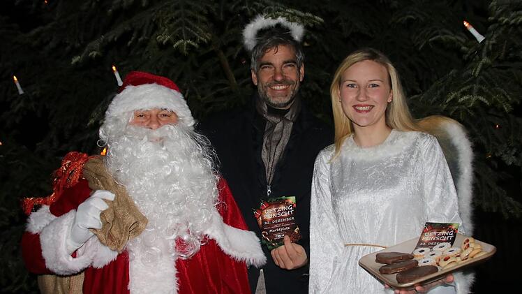 Christina Gründel wird als Christkind bei "Uetzing punscht" dabei sein und Wolfgang Gehringer als Nikolaus. Stefan Dinkel (Mitte) half beim Vorbereiten dieser etwas anderen Weihnachtsfeier für Einheimische und Gäste von außerhalb.Matthias Einwag