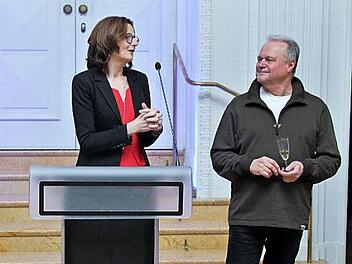 Kurdirektorin Sylvie Thormann begrüßt beim Empfang nach dem Schlusskonzert des Winterzaubers den Dirigenten des Konzerts, Petr Vronský.  Foto: Werner Vogel