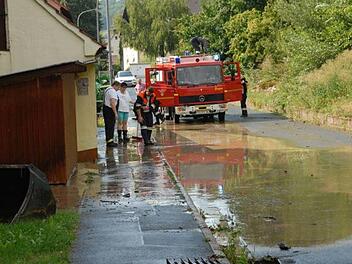 Unlängst wurde die Dorfhauser Straße in Weißenohe überschwemmt.  Foto: privat