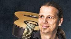Stefan Eichner spielt Songs von Reinhard Mey.  Foto: matthias-kphotography