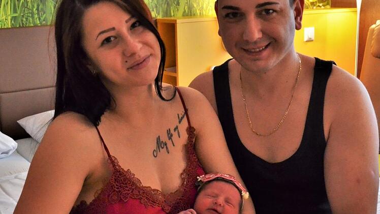 Das Ehepaar Karina und Cristian Grozia aus Schwarzenbach am Wald ist stolz auf sein Neujahrsbaby Andrada Karina.  Foto: Sandra Hackenberg
