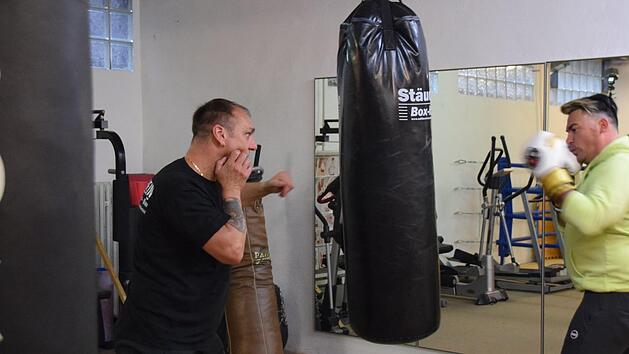 Zwei Stunden Training am Tag: Trainer Harald Wittmann und Matthias Mangiapane am Boxsack. Fotos: Heidi Vogel