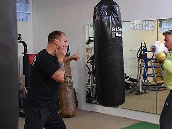 Zwei Stunden Training am Tag: Trainer Harald Wittmann und Matthias Mangiapane am Boxsack. Fotos: Heidi Vogel