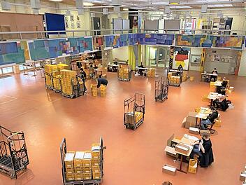 Im Foyer der Graf-Stauffenberg-Schule bereiteten Beschäftigte von Jobcenter und Stadt Bamberg die Versendung vor. In nur dreieinhalb Stunden waren alle 20 000 Masken verpackt.  Foto: Jobcenter Bamberg / Stefan Ziegmann