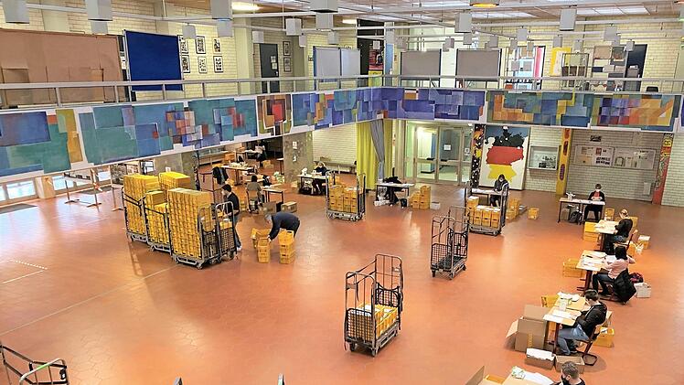 Im Foyer der Graf-Stauffenberg-Schule bereiteten Beschäftigte von Jobcenter und Stadt Bamberg die Versendung vor. In nur dreieinhalb Stunden waren alle 20 000 Masken verpackt.  Foto: Jobcenter Bamberg / Stefan Ziegmann
