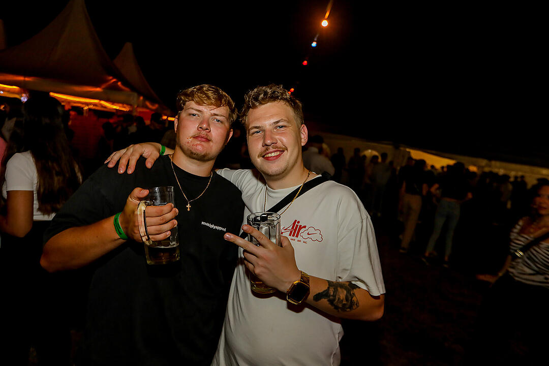 Partyzeltdorf mit 5 Areas!