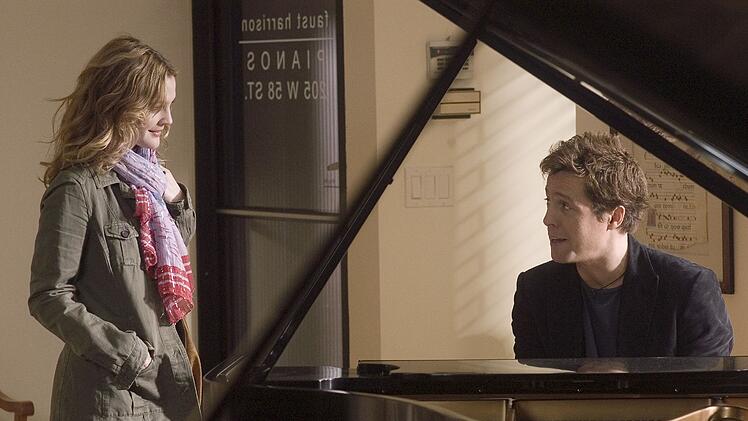 Alex Fletcher (Hugh Grant) will mit einem neuen Hit an seinen alten Erfolg ankn&uuml;pfen.