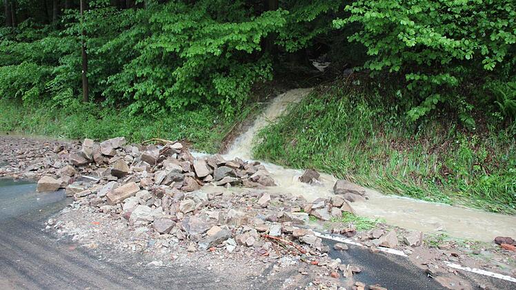 Vor der Klaubmühle: Der Berg landet auf der Straße.
