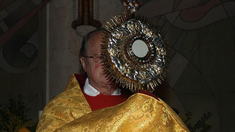 Nach dem glücklichen Fund strahlt die frühbarocke Monstranz der Kirchengemeinde St. Dionys wieder in altem Glanz. Die Kirchengemeinde in Rottershausen kann auf viele Helfer und großzügige Spender bauen, wie der Pfarrfamilientag jetzt zeigte. Fotos: Stefan Geiger
