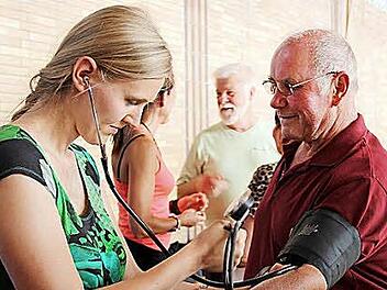 Dr. Jennifer Bergemann vom Kreiskrankenhaus Höchstadt misst den Blutdruck eines Herzsportlers. Foto: Johanna Blum