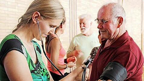 Dr. Jennifer Bergemann vom Kreiskrankenhaus Höchstadt misst den Blutdruck eines Herzsportlers. Foto: Johanna Blum