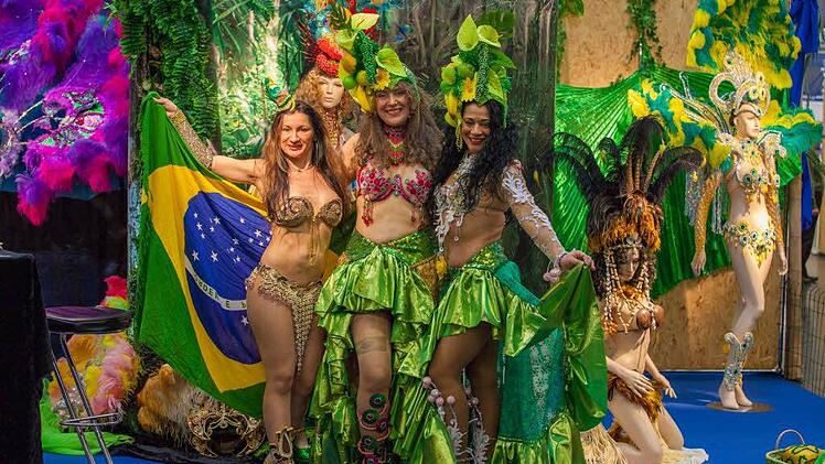 Tenilde Steinel, Dagmar Rosenbauer und Graca Seifert am Stand von Samba-Design auf der Freizeitmesse 2014 (v.l.). Foto: Roland Rosenbauer