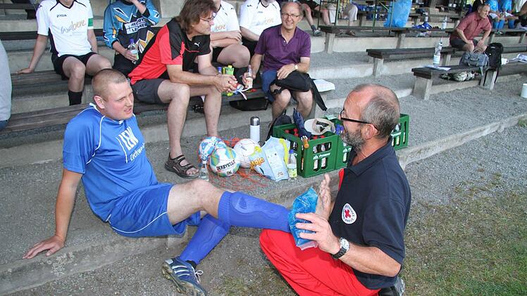 Benjamin Egger ist durch einen Bänderanriss gehandicapt und lässt sich von Sanitäter Reinhard Wierler behandeln.