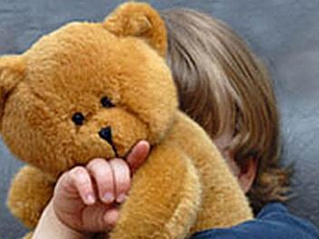 Gibt es akute Gefahren, dann zieht das Jugendamt des Landkreises Bad Kissingen die Notbremse: Es nimmt auch Kinder aus Familien heraus, um sie zu schützen.  Foto: Jugendamt