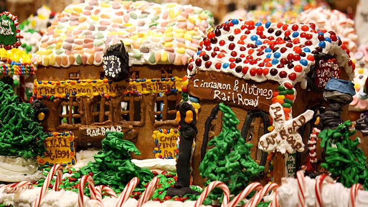 Woraus besteht das Pfefferkuchenhaus, das auf das Märchen von Hänsel und Gretel zurückgeht? Aus wasser- und fettarmen braunen Lebkuchen, die lange haltbar sind.  Archivbild: Christina Horsten/dpa