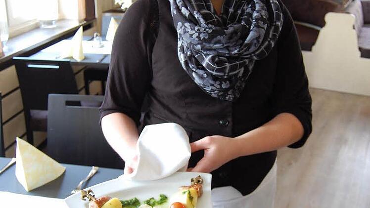 Vanessa Lulei vom Hotel-Gasthof Steiner serviert hier zwei raffinierte Bratwurstspieße. Foto: Oliver Schmidt