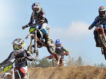 160 Fahrer bearbeiteten die Rennstrecke in Mühlhausen mit ihren Motocross-Maschinen. Foto: Roland Meister
