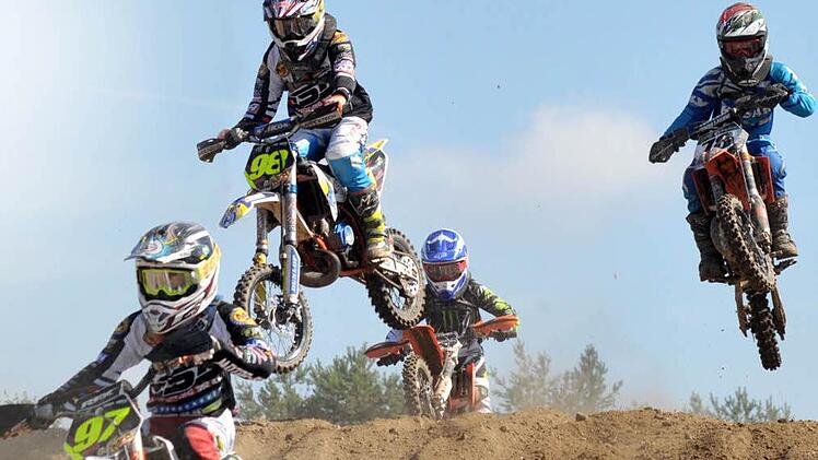 160 Fahrer bearbeiteten die Rennstrecke in Mühlhausen mit ihren Motocross-Maschinen. Foto: Roland Meister