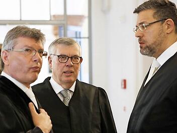 Leitender Oberstaatsanwalt Bernd Lieb und die Nebenkläger-Vertreter Martin Reymann-Brauer und Jürgen Scholl (v. l.) stehen in einer Verhandlungspause vor dem Sitzungssaal im Bamberger Justizpalast.Archivfoto: Matthias Hoch