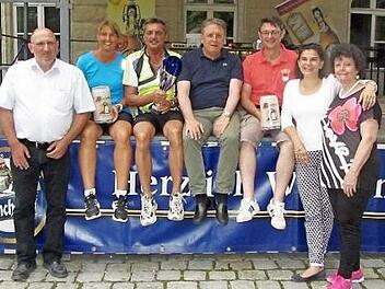 Das Bild zeigt (v.l.) Organisationsleiter Matthias Kraft, Katja Kraft (Steinachtalradler), Manfred Motschenbacher (Naturfreunde Kulmbach), Oberb&uuml;rgermeister Henry Schramm, Oliver Lange (Stammtisch Rote Kastanie), Claudia Kollerer von der Kulmbacher Brauerei und ATS- Vorsitzende Heidesuse Wagner. Foto: Tobias G&uuml;nther