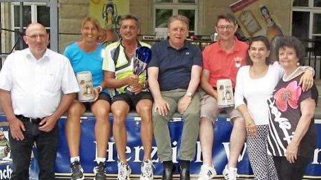 Das Bild zeigt (v.l.) Organisationsleiter Matthias Kraft, Katja Kraft (Steinachtalradler), Manfred Motschenbacher (Naturfreunde Kulmbach), Oberb&uuml;rgermeister Henry Schramm, Oliver Lange (Stammtisch Rote Kastanie), Claudia Kollerer von der Kulmbacher Brauerei und ATS- Vorsitzende Heidesuse Wagner. Foto: Tobias G&uuml;nther