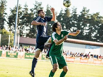 Voll konzentriert auf den Ball: Neudrossenfelds Verteidiger Daniel Gareis (rechts) hat seine Verletzung auskuriert und kehrt in den TSV-Kader zurück. Foto: Alexander Muck