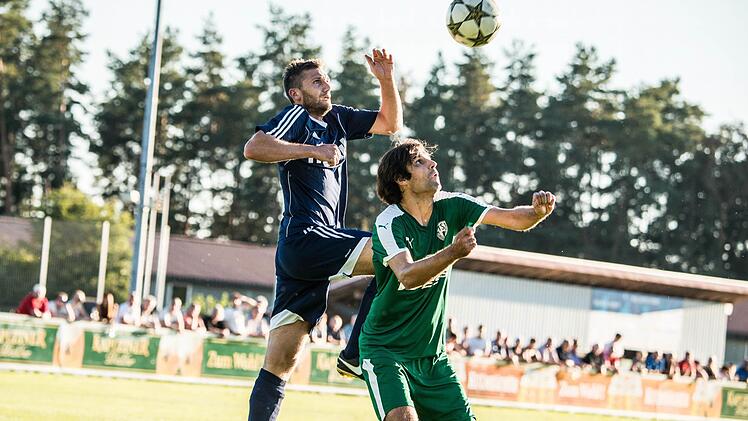 Voll konzentriert auf den Ball: Neudrossenfelds Verteidiger Daniel Gareis (rechts) hat seine Verletzung auskuriert und kehrt in den TSV-Kader zurück. Foto: Alexander Muck