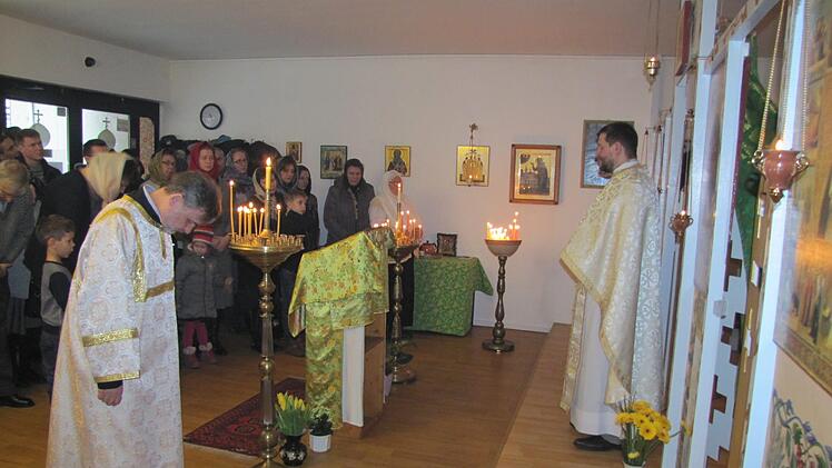 Erzpriester Artemij Bondarenko feierte  einen weihnachtlichen  Festgottesdienst in der Kirche des heiligen Seraphim von Sarow.