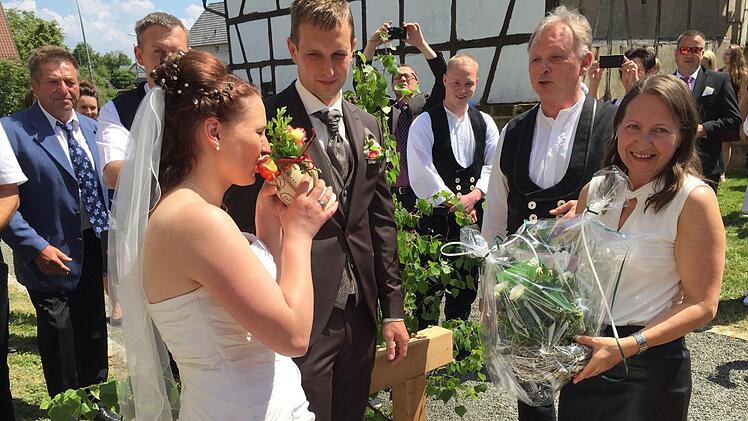 Nach der Anstrengung reichten Firmenchef Günther Stenglein und seine Frau Birgit einen kühlen Trunk. Foto: Stephan Tiroch