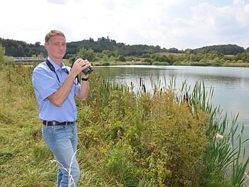 Christian Fischer, der neue Gebietsbetreuer für Wiesenbrüter im Coburger Land, steht am Ufer des Goldbergsees. Rainer Lutz
