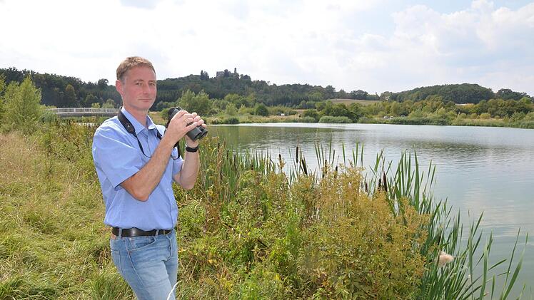 Christian Fischer, der neue Gebietsbetreuer für Wiesenbrüter im Coburger Land, steht am Ufer des Goldbergsees. Rainer Lutz