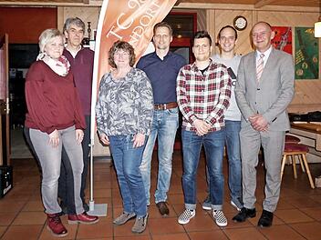 Der neue Vorstand mit Monika Kübler, Detlev Janssen, Uschi Strässer, Ralf Seemann, Michael Hecht, Vincent Schlüter und Bürgermeister Heinrich Süß (v. l.) Foto: Richard Sänger