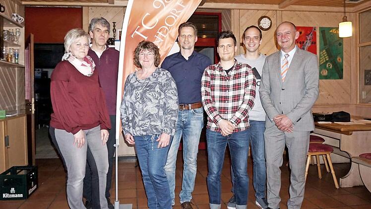 Der neue Vorstand mit Monika Kübler, Detlev Janssen, Uschi Strässer, Ralf Seemann, Michael Hecht, Vincent Schlüter und Bürgermeister Heinrich Süß (v. l.) Foto: Richard Sänger