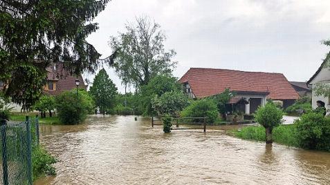 In Unterneuses ist der Haselbach über die Ufer getreten, so dass ...