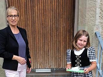 Bürgermeisterin Judith Dekant gratulierte Franziska Büchner zum Sieg beim Lesewettbewerb.