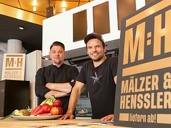 Tim Mälzer (links) und Steffen Henssler  präsentieren gemeinsam die  Kochshow "Mälzer und Henssler liefern ab!"