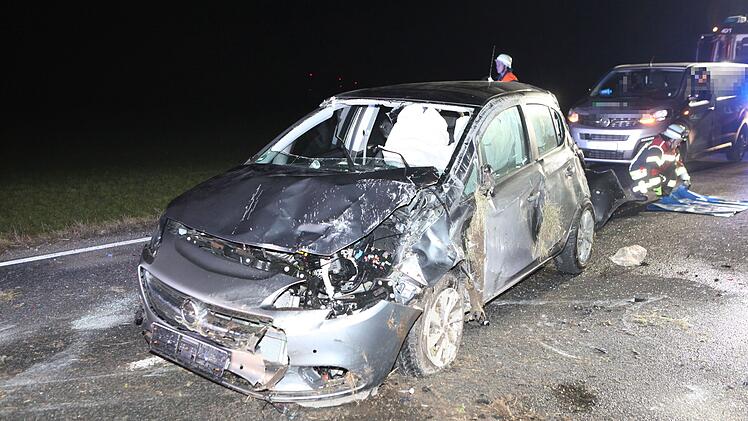 Ansbach: Fahranfänger überschlägt sich mehrfach - Feuerwehr muss 18-Jährigen aus Auto retten