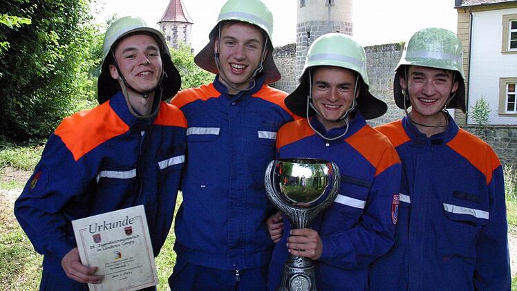 So sehen Sieger aus: Hannes Riedelbauch, Alexander Zeus, Lukas Riedelbauch und André Steiner (von links) absolvierten die elf Stationen des 28. Jugendleistungsmarsches in Seßlach und Hattersdorf am besten und durften den Siegerpokal mit nach Großwalbur nehmen. Foto: Bettina Knauth