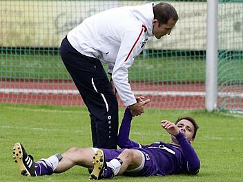 Bambergs Offensivmann Daniel Schäffler hatte mit zwei Treffern großen Anteil am Punktgewinn in Fürth - da konnte auch Trainer Roberto Pätzold nur gratulieren. Foto: sportpress/Archiv