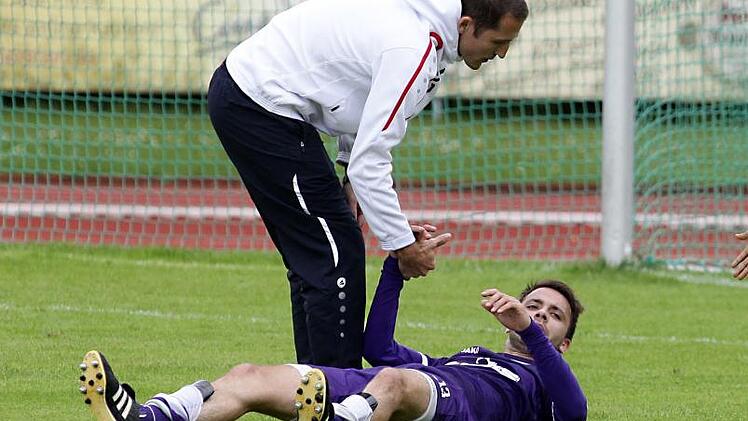 Bambergs Offensivmann Daniel Schäffler hatte mit zwei Treffern großen Anteil am Punktgewinn in Fürth - da konnte auch Trainer Roberto Pätzold nur gratulieren. Foto: sportpress/Archiv