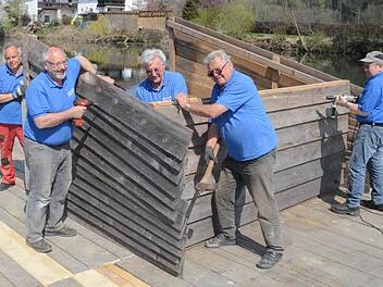 Einige Idealisten des Flößervereins Neuses legen sich mächtig ins Zeug. Sie bauen derzeit ein neues Floß an der Zollschere (von links): Karlheinz Ullmann, Edgar Dunst, Josef Schmidt, Fred Blinzler und Herbert Schedel. Foto: K.- H. Hofmann