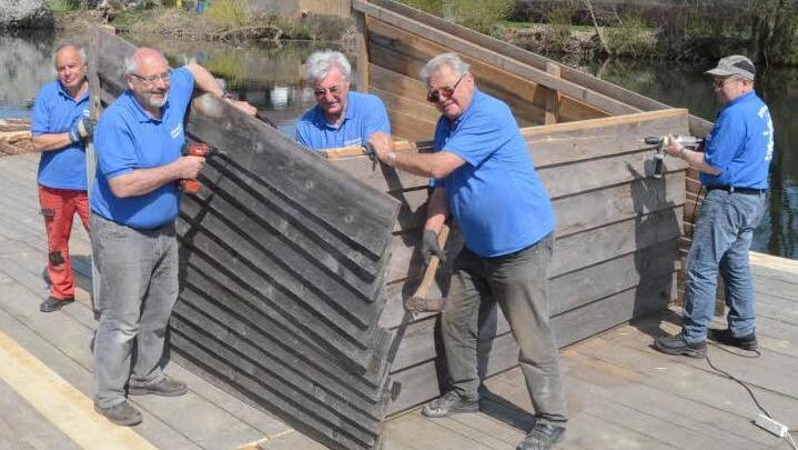 Einige Idealisten des Flößervereins Neuses legen sich mächtig ins Zeug. Sie bauen derzeit ein neues Floß an der Zollschere (von links): Karlheinz Ullmann, Edgar Dunst, Josef Schmidt, Fred Blinzler und Herbert Schedel. Foto: K.- H. Hofmann