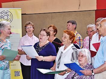 Die Amateurgesangsgruppe "Druschba" (Freundschaft) sang zum Kidro-Jubiläum ein Ständchen.