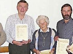 Für 40 Jahre Mitgliedschaft wurden (von links) Ewald Fischer, Günter Voit, Käthe Austel, Henry Austel und Guido Schneider mit der Goldenen Vereinsnadel ausgezeichnet.