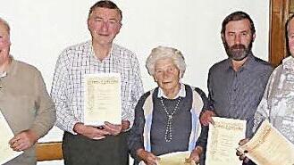Für 40 Jahre Mitgliedschaft wurden (von links) Ewald Fischer, Günter Voit, Käthe Austel, Henry Austel und Guido Schneider mit der Goldenen Vereinsnadel ausgezeichnet.