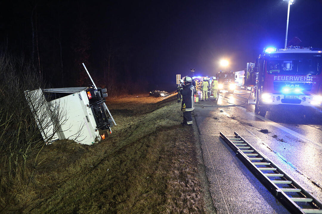 Ein Sportwagen ist auf der A3 kurz vor der Ausfahrt Nürnberg-Nord gegen einen Lkw geschleudert. Der Fahrer stirbt, ein Lkw-Fahrer wird verletzt.