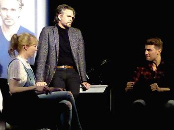 In Sam Bobricks Komödie "Ein Herz im Gepäck" sind sich Phyllis (Claudia van Veen) und Bradley (Raúl Richter, rechts) sicher, dass sie miteinander glücklich werden, doch der selbstgefällige Psychologe Dr. Jonathan Alexander (Matthias Beier) versucht unermüdlich, aber vergeblich, sie vom Gegenteil zu überzeugen.  Foto: Gerhild Ahnert