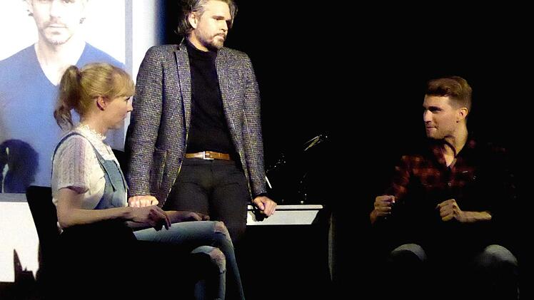 In Sam Bobricks Komödie "Ein Herz im Gepäck" sind sich Phyllis (Claudia van Veen) und Bradley (Raúl Richter, rechts) sicher, dass sie miteinander glücklich werden, doch der selbstgefällige Psychologe Dr. Jonathan Alexander (Matthias Beier) versucht unermüdlich, aber vergeblich, sie vom Gegenteil zu überzeugen.  Foto: Gerhild Ahnert