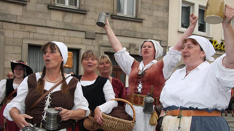 Auch beim Dreikampf nehmen wieder viele historische Gruppen teil. Foto: Rainer Glissnik