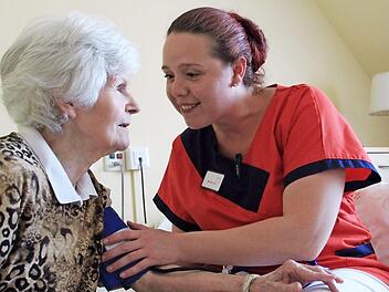 Die Auszuildende Monika Hren hat ihre Passion mit der Betreuung und Pflege von alten Menschen gefunden. Foto: Andreas Hofbauer